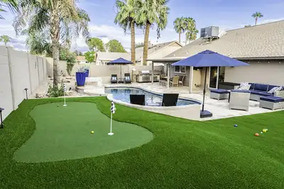 Image de Shop, Golf, Play - Home with fabulous pool & backyard