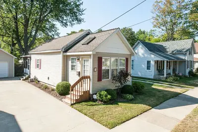 Image de Sweet Retreat | Intimate Bungalow with a Cozy Backyard, Near the Beach