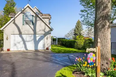 Image de Carriage House | Intimate Retreat with Private Lake Access | Outdoor Grill