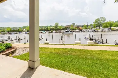 Image de Mariners Cove 21 | Riverfront Condo w/ Community Pool, Short Stroll to Downtown