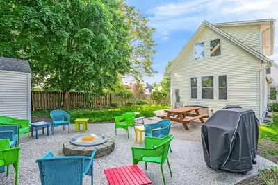 Image de Hart's Haven | Cheerful South Side Summer Home | Moments to South Beach