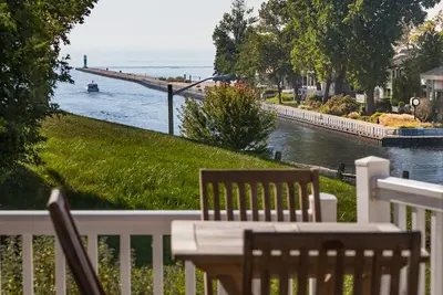 Image de All Decked Out | Breath-taking Riverfront Home with Unrivaled Lake Views