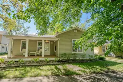 Image de Beach Grass | Cozy Beach Cottage | Moments to Downtown | Lush Fenced-in Backyard