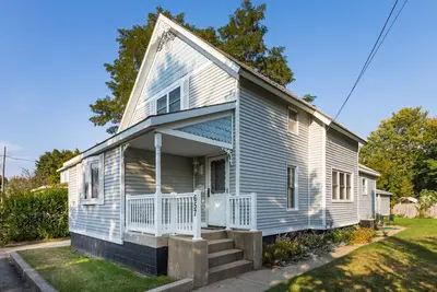 Image de On The Parkway | Historic Townhome Steps Away from Lake Michigan, near Bike Path