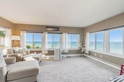 Image de Great Lakes Escape | Surreal Lakeview Getaway | Private Beach Access | Hot Tub