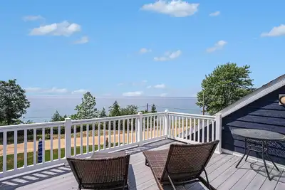 Image de Blueberry Bluff | Gorgeous Lakeview Retreat | Beach Access| Jacuzzi Tub