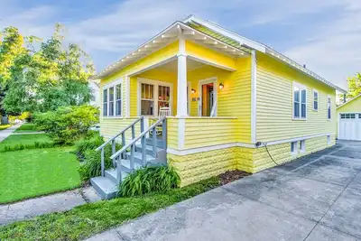 Image de Sun Haven | Vibrant Summer Home w/ Fire Pit, Moments to Downtown and the Lake