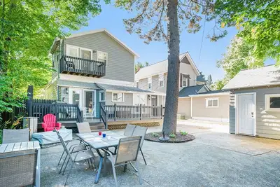 Image de A Slice of Haven | Charming Retreat, Moments Away from Downtown and Beach
