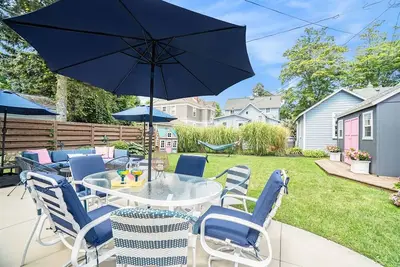 Image de Sh Cottage | Cheerful Summer Lake Home w/Endless Amenities | Near the Shoreline