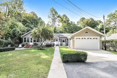 Image de Webster House | Charming Beach Cottage | Pet Friendly | Screened-in Porch