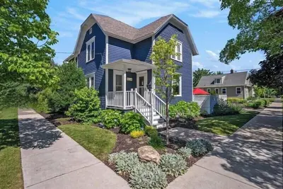 Image de Blue Gables | Cheery Summer Abode | Outdoor Dining Garden | Moments to Downtown