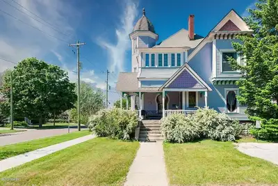 Image de The Purple House | Victorian Home in Downtown SoHa | Moments from Lake Michigan