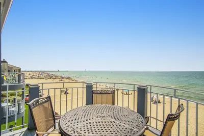 Image de Water's Edge 9 | Beachfront Condo w/ Open Balcony, 4-Min Drive to Downtown