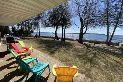 Image de Prime sunsets, great kayaking, huge yard, volleyball court, and free firewood