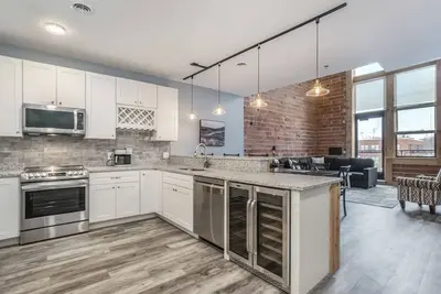Image de Broadway Getaway | Lavish Modern Downtown Loft w/Community Pool & Hot Tub