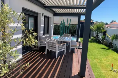 La forêt au bout de l'impasse, la plage à pied, Maison climatisée avec Piscine