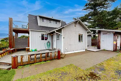 Image de Sullishak Ocean-View Cabin | 450 Feet to the Beach | Walk to Local Market & Café