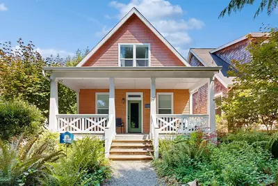 Image de Bella Beach Home with private hot tub - walk to beach, park & cafe