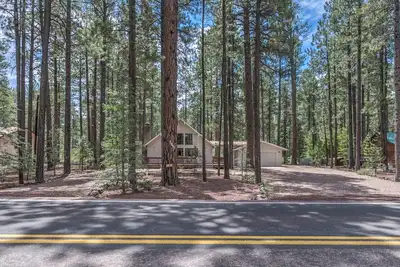 Image de Spacious A-frame cabin, 3br, 3ba, two Ensuites backing to the forest! King Br