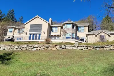 Image de Private apartment attached to three story hillside home