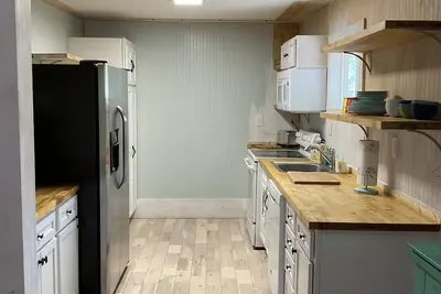 Image de remodeled cottage close to downtown and park 7 miles two beach