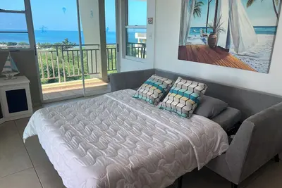 Image de Lovely & relaxing 2 bedr, 2 bath full A/C penthouse with great views, sleeps 6