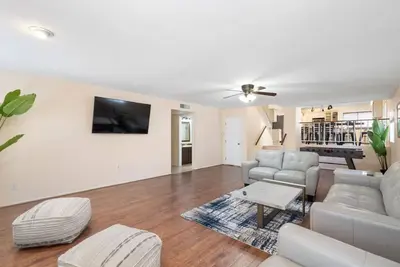 Image de Phoenix|Getaway|5br|Pool|KingBeds|StringLights