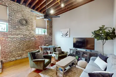 Image de Downtown loft condo with central Ac, W/D - steps to City Market, Franklin Square