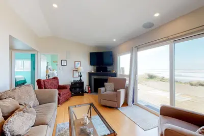Image de Beachfront home with ocean-facing deck & ocean views throughout - modern kitchen