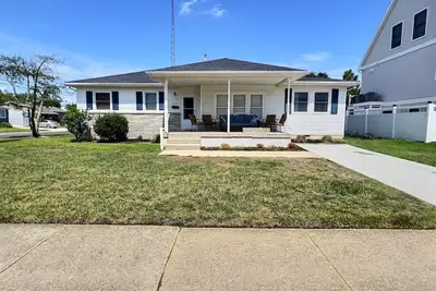 Image de Beach Bungalow w/ Waterfront View. Short Walk to Shops, Restaurants and Beaches