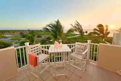 Image de Oceanfront Penthouse Condo — Steps to Beach, Pool & Hottub! Paradise Awaits You.