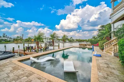 Image de Amazing 4 level Siesta Key home on large water with dock, crows nest, spa/pool