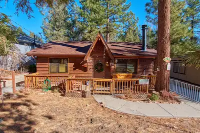 Image de \"Chippy's Chalet\"  Charming 2b/2b walk to forest, pets ok.