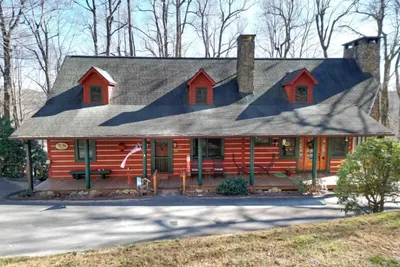 Image de Haut de gamme Mountain Lodge à proximité de tout encore privé. 4 Br / 4. 5 Ba 2fp Hot Tub
