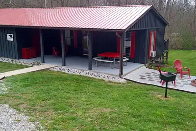 Image de The Bear Shack- Brimstone Trail #6 Access - 10 Person Cabin. Trailer Parking! !