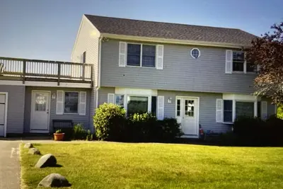 Image de Eastward Look- Large deck and private yard. Walk to Scarborough beach!