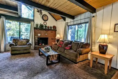 Image de Escape to a Cozy Townhouse Steps from Snow Summit!