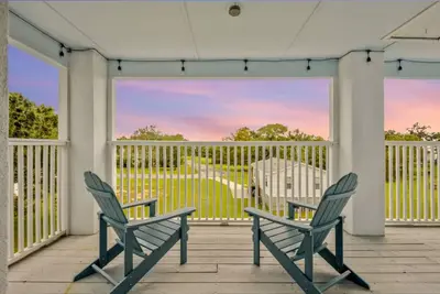 Image de Just Steps away from the Sugar Sand Beaches!