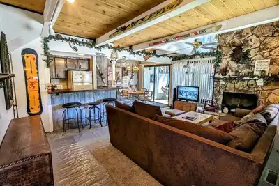 Image de Rustic Charm Meets Comfort in This 2br Townhouse — Steps from the Slopes!