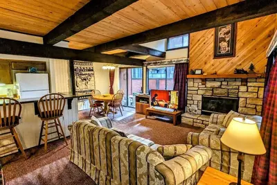 Image de Mountain-Style Townhouse at Snow Summit’s Base