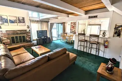 Image de Prime Location! 2br Snow Summit Getaway with Everything You Need