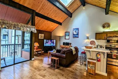 Image de Feel right at home in this cozy townhouse, minutes from the slopes.