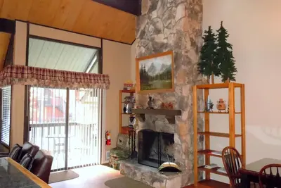 Image de Warm and Inviting Townhouse at the Base of Snow Summit