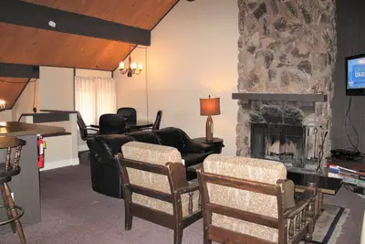 Image de Mountain Townhouse with Forest Views – Walk to the Lifts!
