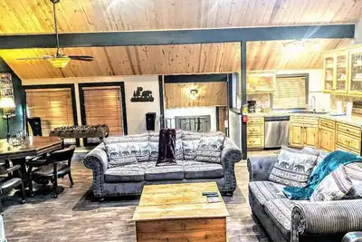 Image de Snow Summit Chalet with Fireplace, Wi-Fi & Walk-to-Slope Access!