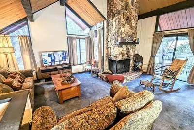Image de Large Ski Townhouse at the Base of Snow Summit Ski Resort!