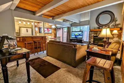 Image de Deluxe 2-Bedroom Ski Retreat – Walk to Snow Summit!