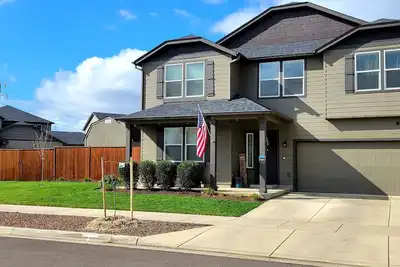 Image de Modern Spacious Well Maintained Home With Outdoor Living Area