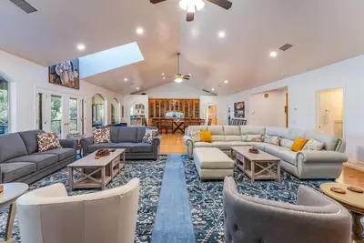 Image de Big Oak Manor w/theater/hot tub/sauna/more!