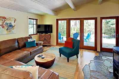 Image de Remodeled Home: Wood Stove, Patio, Spacious Yard & Kayaks – Steps to Bay